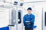 電車の整備をする男性技術スタッフ 夜間,安全,ビジネスの写真素材