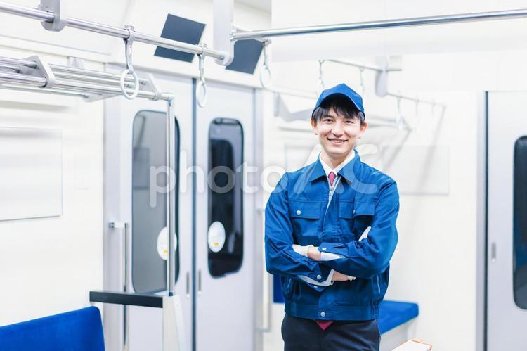 電車の整備をする男性技術スタッフ 夜間,安全,ビジネスの写真素材