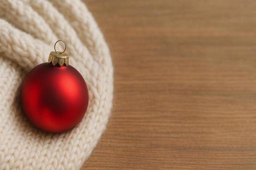 暖かな毛布とクリスマスオーナメントの写真