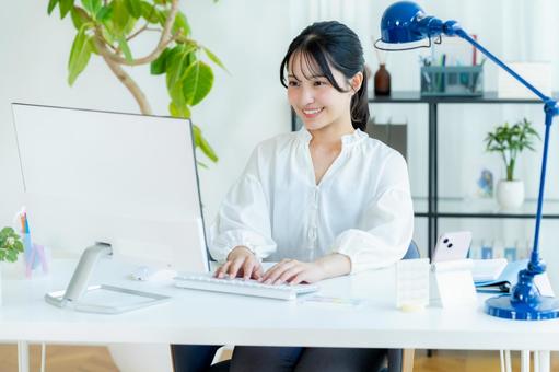 オフィスで働くビジネスウーマン ビジネスウーマン,オフィス,笑顔の写真素材