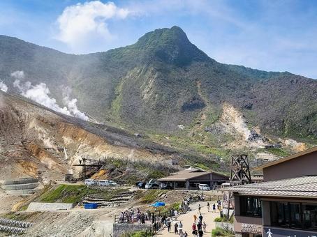 箱根の大涌谷駅前から眺める冠ヶ岳と大涌谷 箱根の大涌谷駅前から眺める冠ヶ岳と大涌谷 箱根ロープウェイ,大涌谷,冠ヶ岳の写真素材