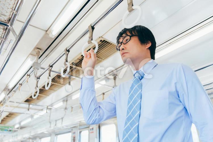 電車に乗る男性 電車,通勤,出勤の写真素材