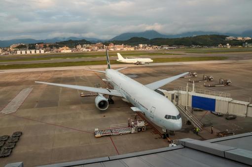 静かな午後の秋空港 飛行機,航空機,旅客機の写真素材