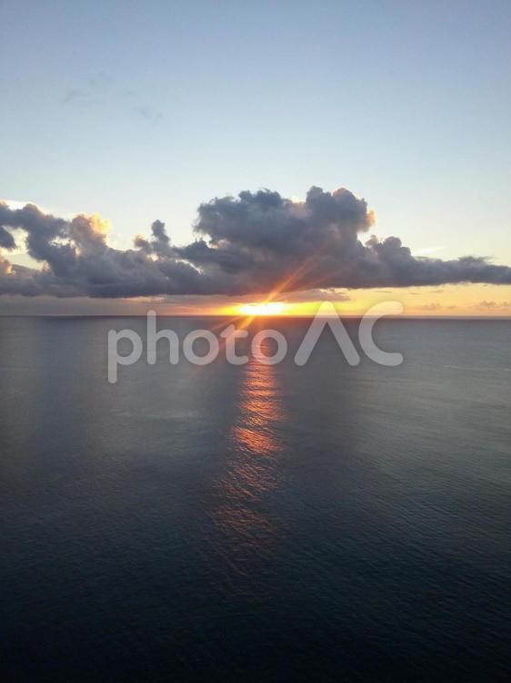 夕暮れ 日暮れ,水域,海の写真素材