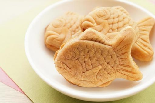 おやつのたい焼き3個 かわいい人形焼 おやつのたい焼き3個 かわいい人形焼 たい焼き,食器,人形焼の写真素材