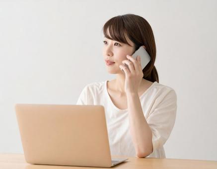 仕事をする女性 仕事をする女性の写真