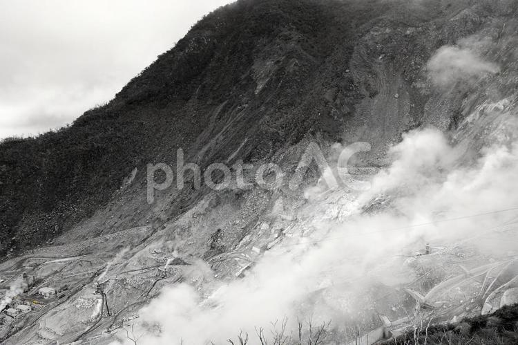 大涌谷のモノクロ風景 火山活動,地熱,硫黄の写真素材