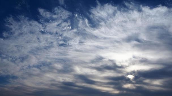 秋の空・青空を覆う雲&淡い光の太陽 秋の空・青空を覆う雲&淡い光の太陽の写真