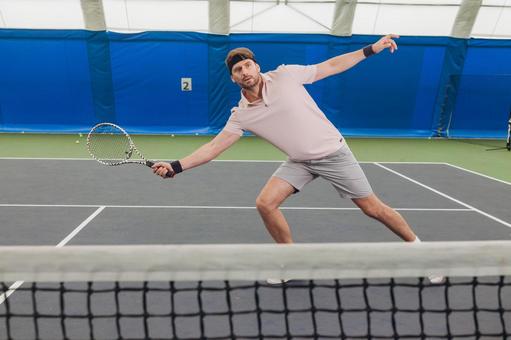 ピンクのシャツを着た男性テニスプレーヤー 男性,外国人,テニスの写真素材