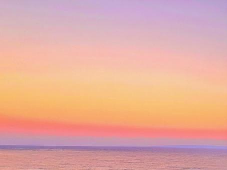 淡い朝焼け空と海 淡い朝焼け空と海の写真