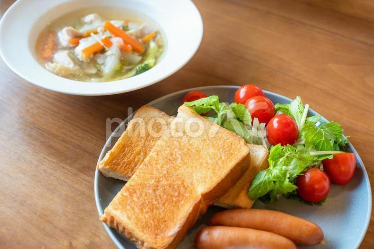 トーストと野菜スープのシンプルな洋風朝食 朝食,洋食,プレートの写真素材