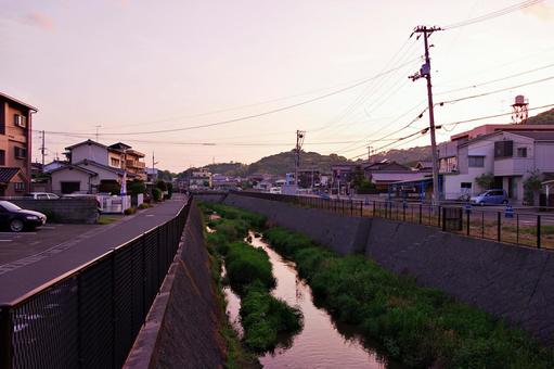 松山市郊外のたそがれの町角風景 町並み,家並み,宮前川の写真素材