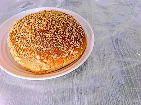 お皿の上のカレーパン お皿の上のカレーパンの写真