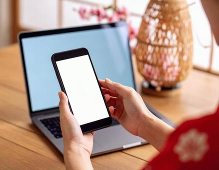 スマホを操作する スマホを操作するの写真