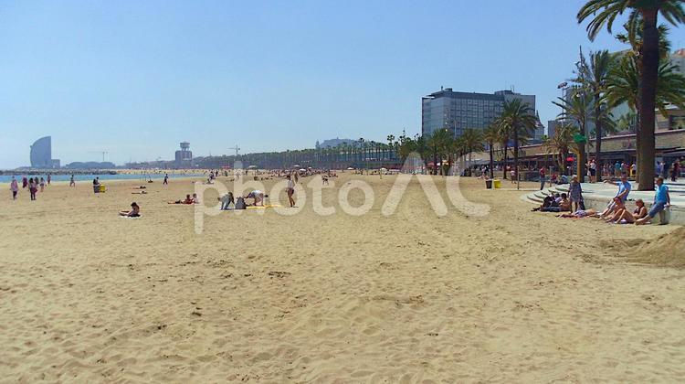 バロセロナ港近くの海辺，スペイン バロセロナ,海辺,甲羅干しの写真素材