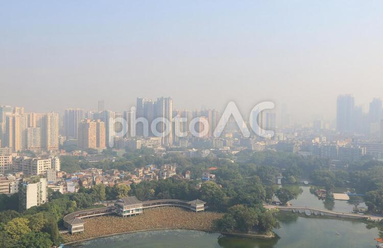 中国　広州の町並みとリワン湖 広州,町並み,高層ビルの写真素材