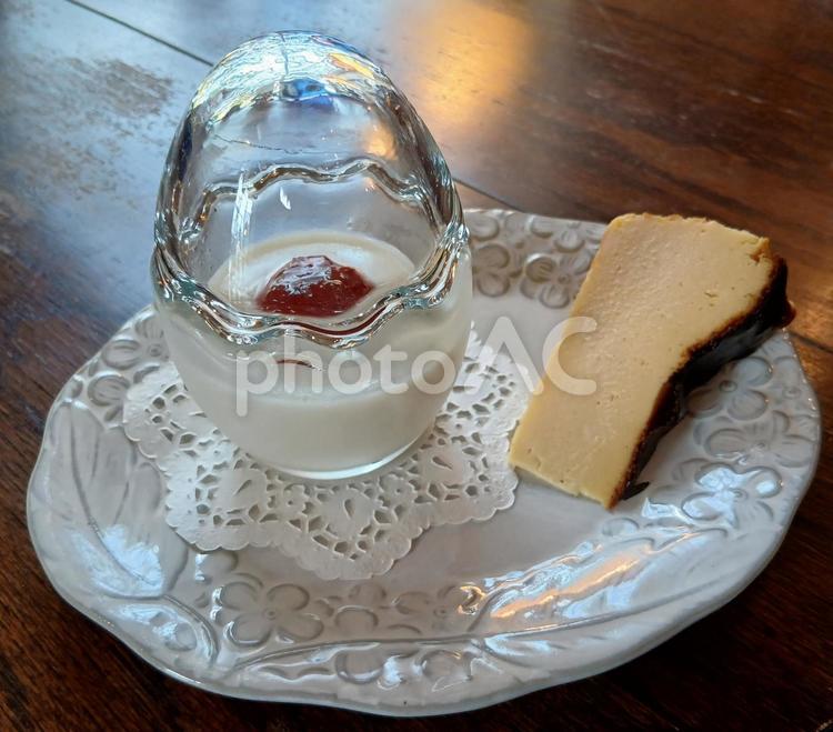 ブランマンジェとベイクドチーズ ブランマンジェ,米粉バスクチーズケーキ,ケーキの写真素材