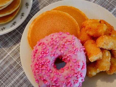 ドーナツ、ハッシュドポテト、パンケーキ2 ドーナツ,ハッシュドポテト,パンケーキの写真素材