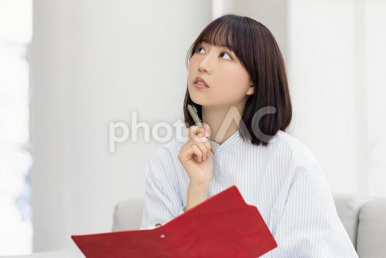 手帳をチェックするビジネスウーマン 女性,ビジネス,手帳の写真素材