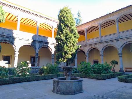 ユステ修道院 中庭と回廊 ユステ修道院 中庭と回廊 アビラ,ユステ修道院,修道院の写真素材