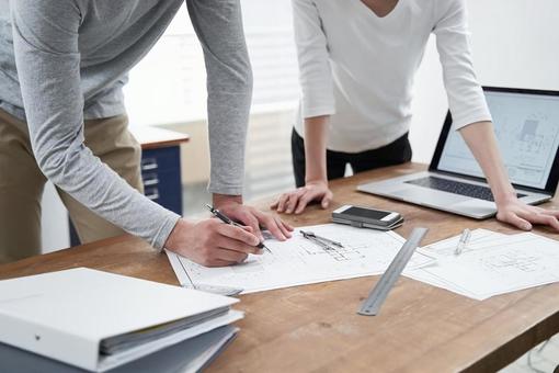 Designer having a meeting in the office, deficiência de design, japonês, homem, JPG