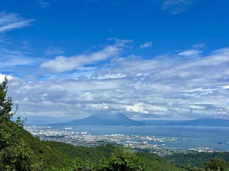 高台から見た鹿児島の街並みと桜島 鹿児島,桜島,山の写真素材