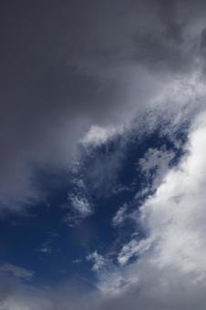 曇天の中の青空 曇天の中の青空の写真