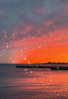 光舞う夕暮れの幻想的な海景色 夕暮れ,夜景,キラキラの写真素材