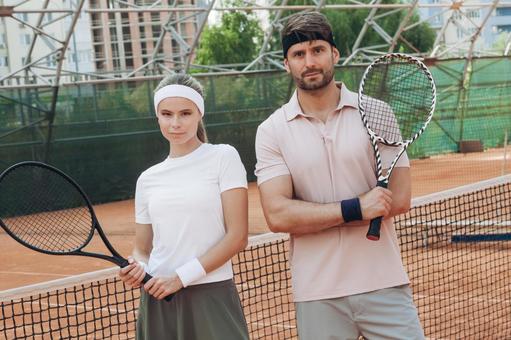 白いシャツの女性とピンクのシャツの男性のツーショット 男女,外国人,テニスの写真素材