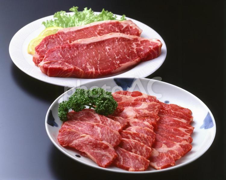 焼肉用牛肉とサーロイン 焼き肉用,サーロインステーキ,ステーキ肉の写真素材