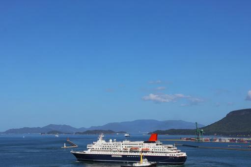 １０月中旬の高松港を出港するにっぽん丸の写真