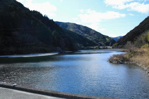 高知県越知町 片岡沈下橋から見た仁淀川 高知県越知町 片岡沈下橋から見た仁淀川 川,河原,仁淀川の写真素材