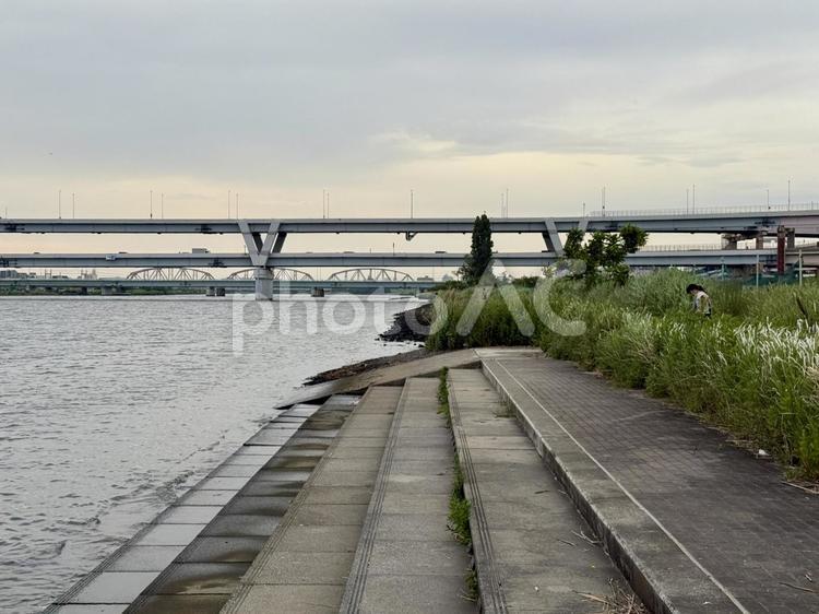堀切水辺公園　荒川越しの景色 綾瀬川,施設,水門の写真素材