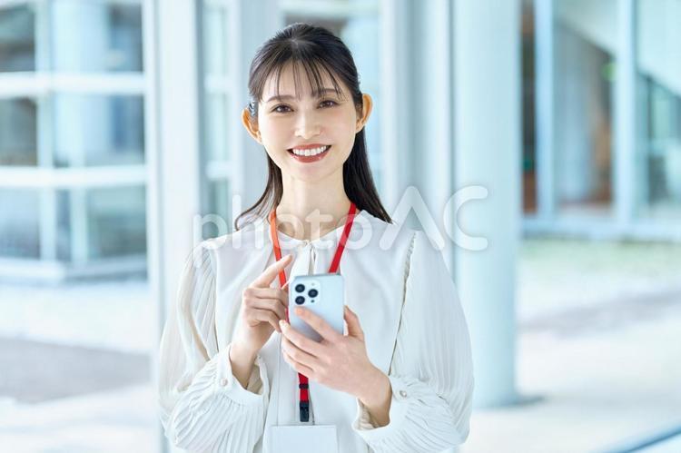 スマホを使う女性　ビジネス　女性社員 ビジネスウーマン,スマホ,スマートフォンの写真素材