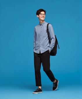 爽やかな笑顔の男性カジュアルファッション 爽やかな笑顔の男性カジュアルファッションの写真