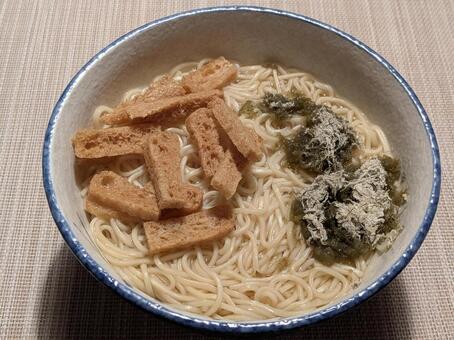 小雪過ぎの金曜日の朝に食べた干しラーメン 乾麺,ラーメン,麺類の写真素材