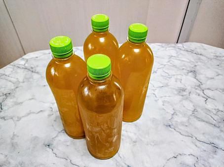 ペットボトルに入ったお茶4本 ペットボトルに入ったお茶4本 お茶,ペットボトル,緑茶の写真素材