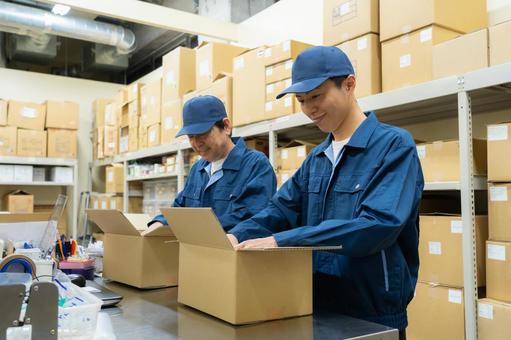 倉庫で働く男性作業員 倉庫で働く男性作業員 倉庫,工場,配達の写真素材