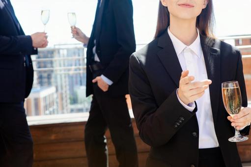 シャンパングラスを持つ女性の手元の写真