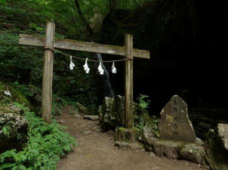 御岳山 綾広の滝 鳥居 御岳山 綾広の滝 鳥居 御岳山,綾広の滝,苔の写真素材