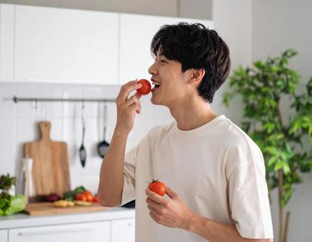 彼のおすすめ夏野菜トマト・キッチンにて 彼のおすすめ夏野菜トマト・キッチンにての写真