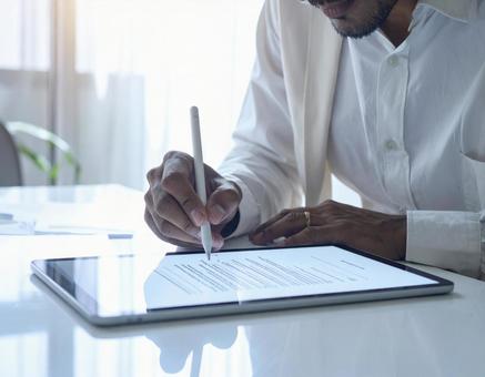 電子契約に署名する様子の写真