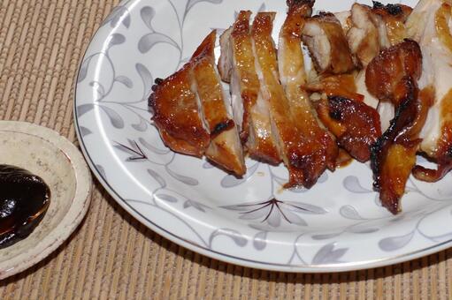 グリルした鶏もも肉とテンメンジャン グリルした鶏もも肉とテンメンジャンの写真