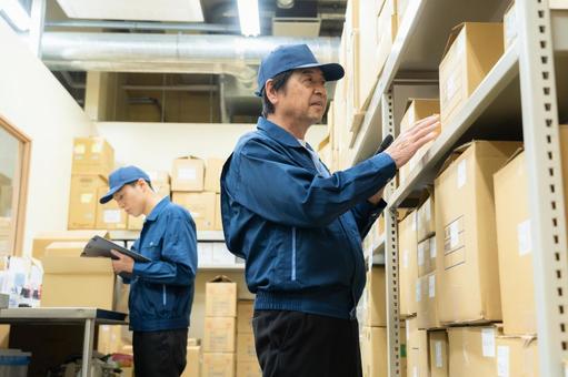 倉庫で働く男性作業員 倉庫で働く男性作業員の写真