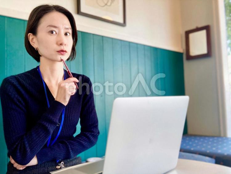 おしゃれカフェで仕事をする社会人女性 女性,笑顔,カフェの写真素材