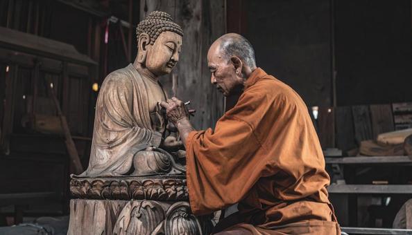 仏像制作中の仏師 仏像制作中の仏師の写真