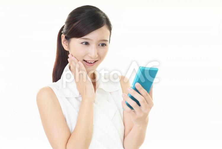 スマートフォンを持つ笑顔の女性 女性,スマートフォン,女の写真素材