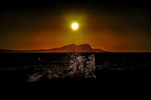 <Goto scenery> The sea at dawn and rough waves, JPG