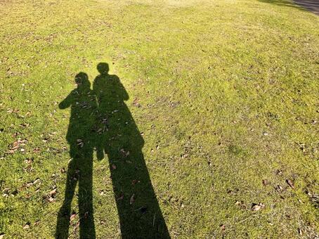 親子の影と芝生 芝生,影,親子の写真素材