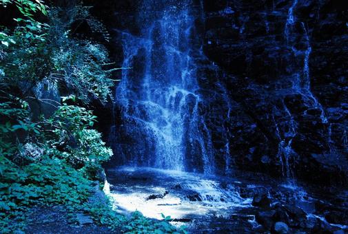 森の中の滝 森の中の滝の写真